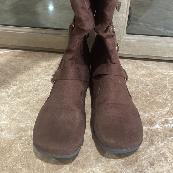 Brown faux suede boots with faux buckles by Shiekh shoes - Picture 7 of 13